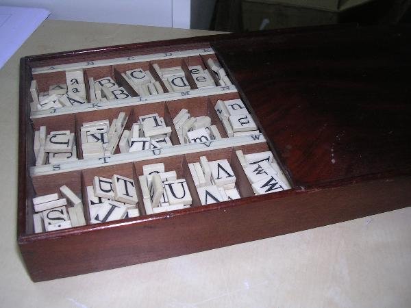 A VICTORIAN MAHOGANY BOX OF ALPHABET LETTERS - 2