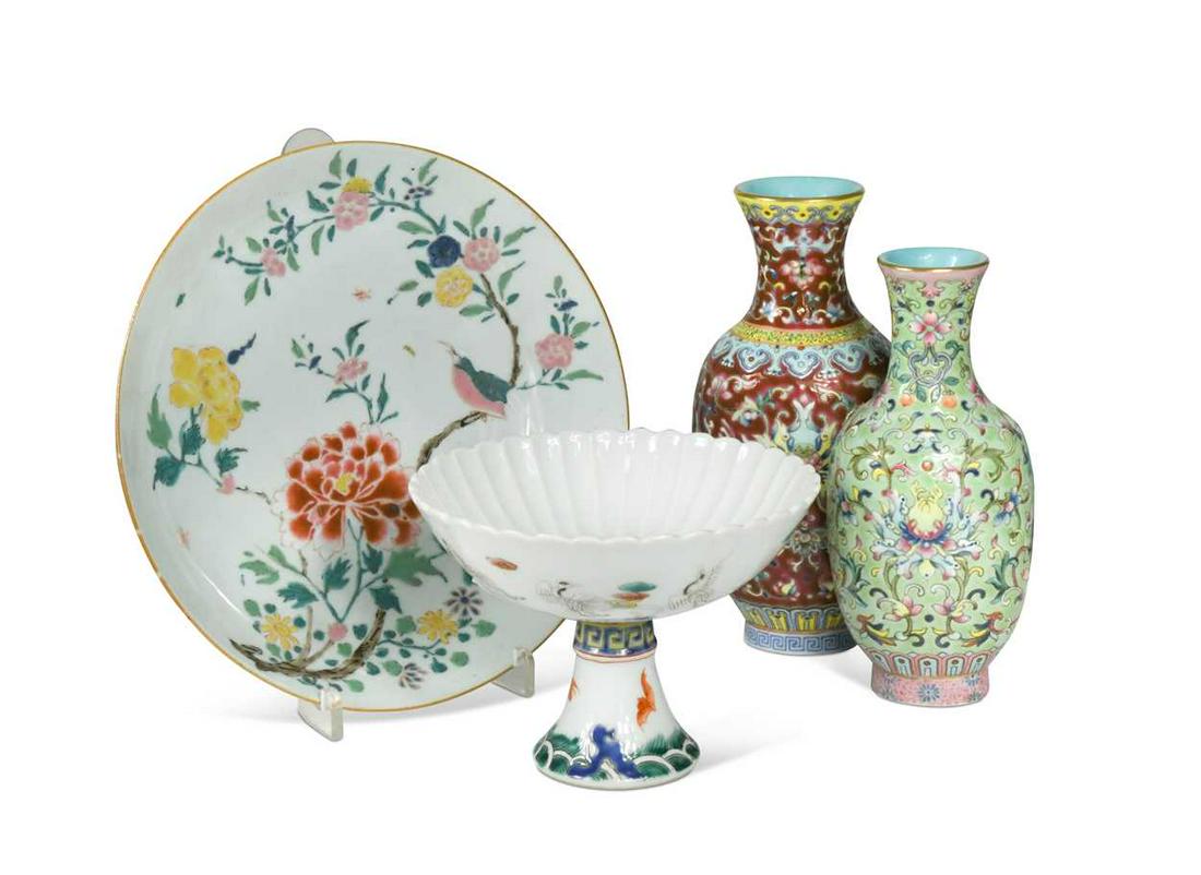 A Chinese famille rose porcelain saucer dish, Qing Dynasty, late 18th century, painted with a (1 of 19)