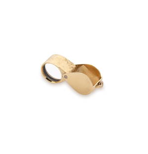 An 18ct gold diamond set jeweller's loupe,: An 18ct gold diamond set jeweller's loupe, 10x magnification, with a textured engine turned finish, tubular hinge with a rubover set round brilliant cut diamond at each end, hallmarked Birmingham,