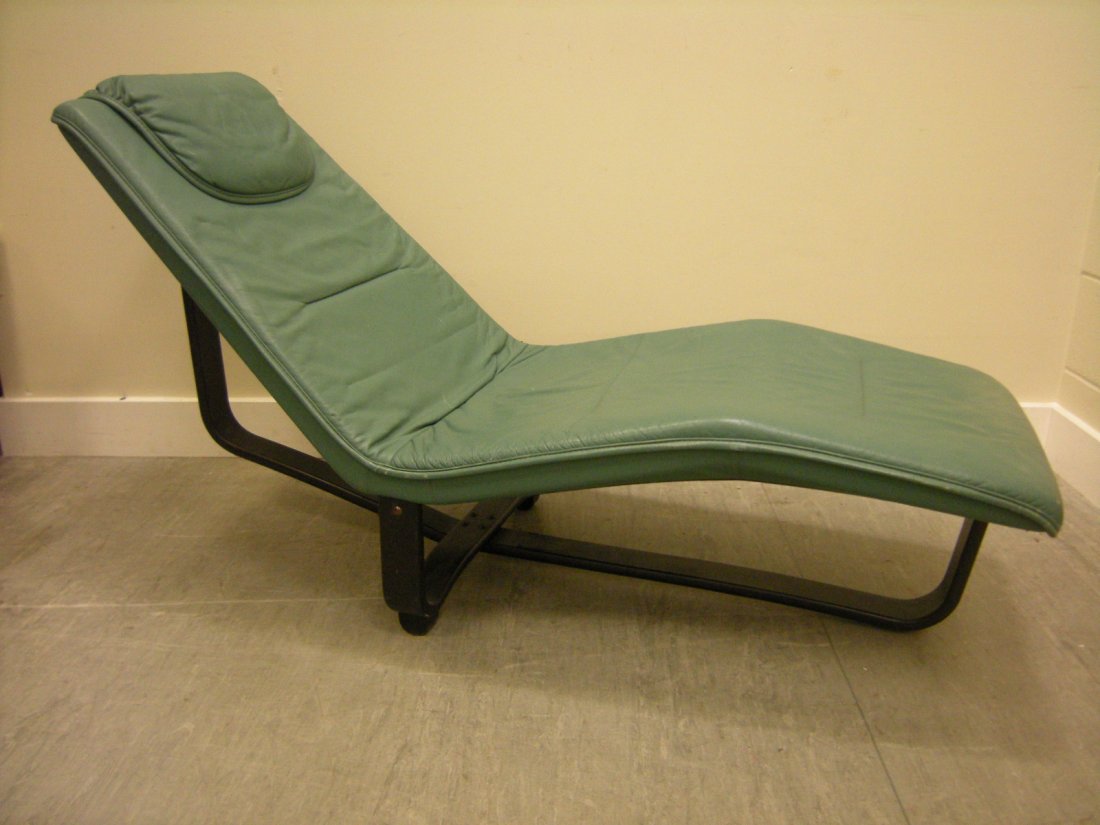 A Norwegian leather chaise longue or lounger, circa 198: A Norwegian leather chaise longue or lounger, circa 1980 for Westnofa, the black lacquered wood frame with green leather upholstery, trade label to underside 85 x 155cm (33 x 60in)