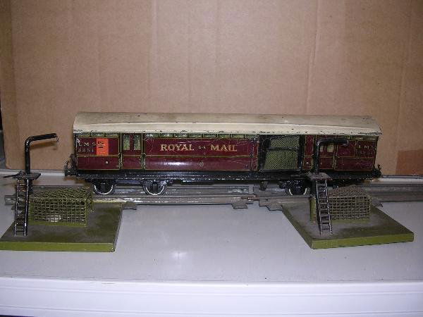 Bassett Lowke O Gauge LMS No.3251 Royal Mail doub: Bassett Lowke O Gauge LMS No.3251 Royal Mail double bogey coach in LMS dark red livery with cream roof, complete with mail bag collecting mechanism and mail bag. Also included are two mail bag ground