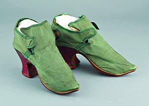 39: A pair of green silk lady's shoes, circa 1720, with