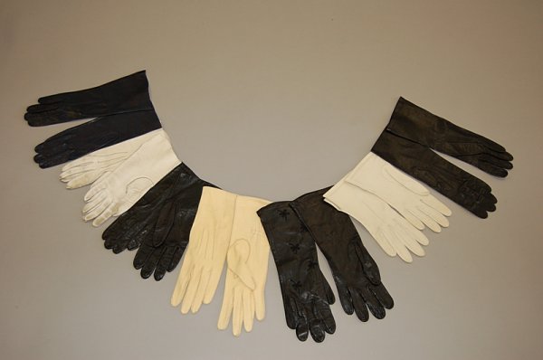 A group of accessories 1930s-60s, including leath - 4