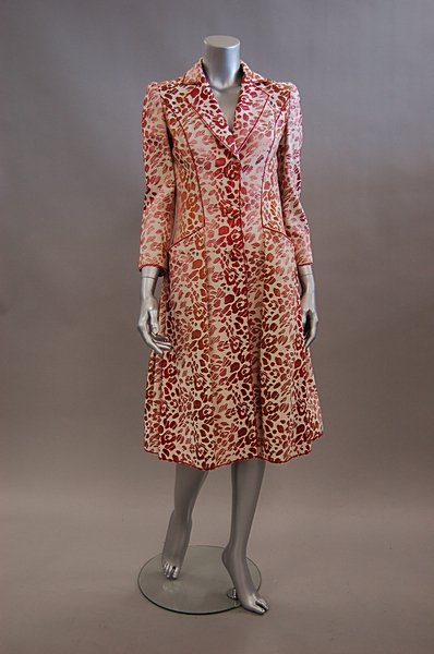 An elegant Oscar de la Renta evening coat, woven i