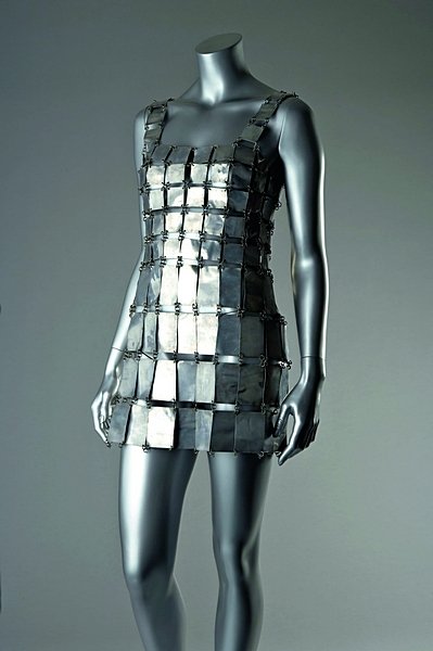 Photo Ancienne 1968 – Robe Armure Paco Rabanne En Plaques Métal – Paris France