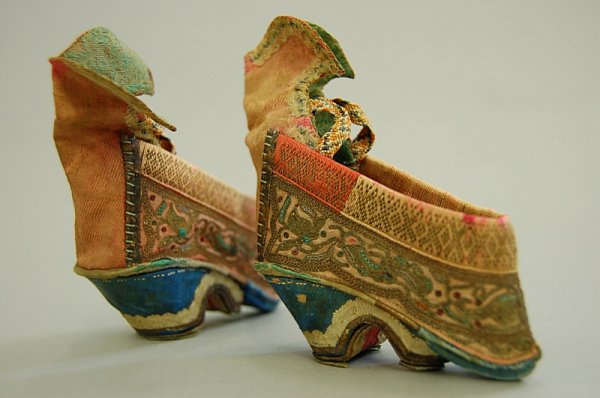 A pair of tiny lotus-bud slippers for bound feet, - 2