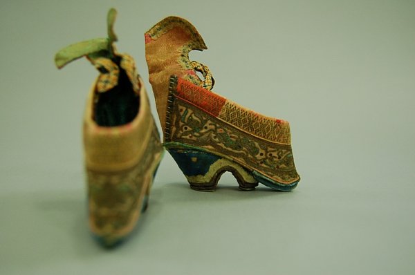 A pair of tiny lotus-bud slippers for bound feet, - 6