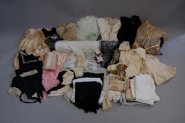 A large general group of damaged dresses, accesso