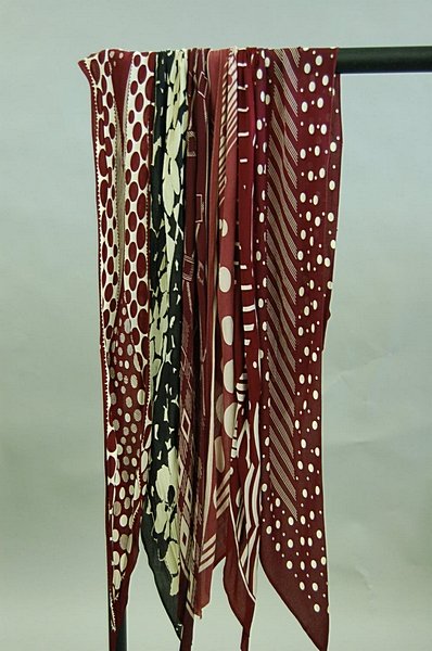 A small general group of clothing and accessories - 7