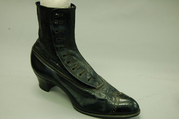 An interesting group of shoes and stockings datin - 4