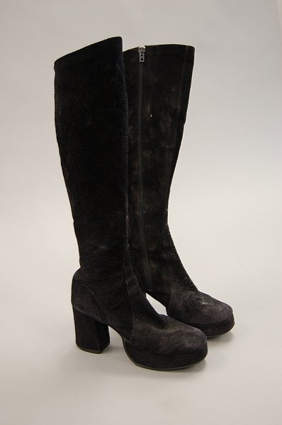 Ladies footwear, 17 pairs including 1930s navy bro