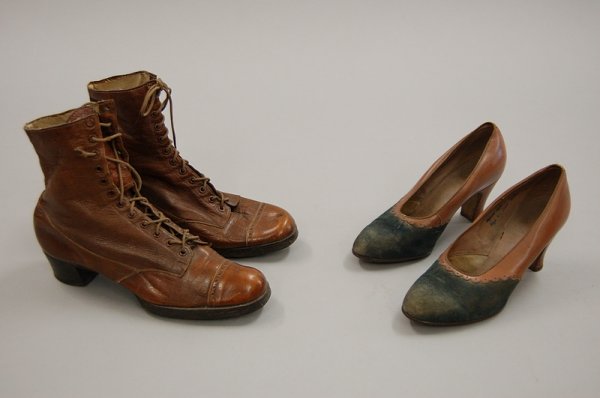 Ladies footwear, 17 pairs including 1930s navy bro - 2