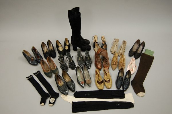 Ladies footwear, 17 pairs including 1930s navy bro - 4