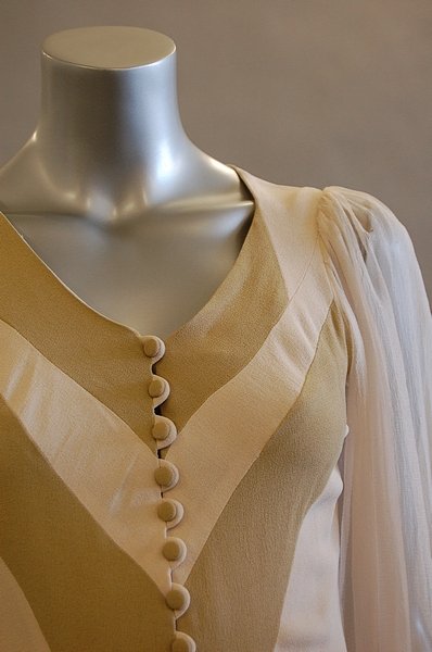 An Alice Pollock beige and oyster moss crepe and - 3