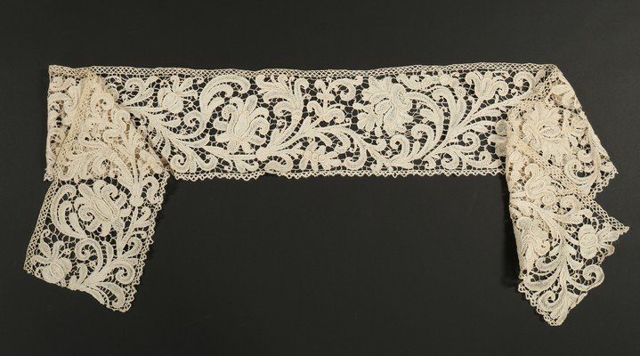 A general group of lace, including a late 17th century: A general group of lace, including a late 17th century tapelace and needlepoint flounce in imitation of Gros Point de Venise; two Alencon narrow lengths 1770s, a quantity of handkerchiefs and trimming