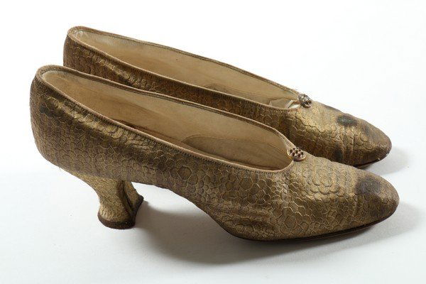 A group of accessories, mainly 1920s-40s, including two (1 of 7)