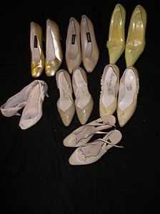 Ladies' shoes, lighter colours, approx. 39 pairs,: Ladies' shoes, lighter colours, approx. 39 pairs, from whites to caramels and orange including Stuart Weitzman, Carvel, Bally and others, (qty, 1 box)