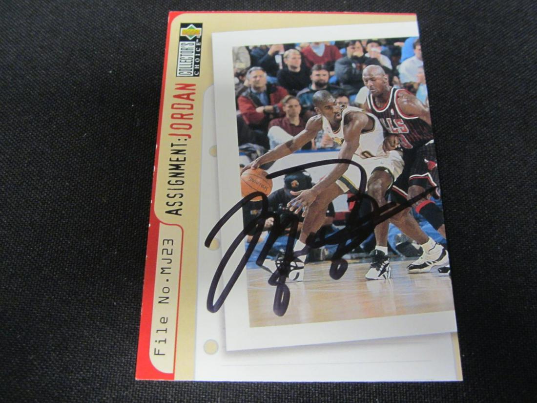 96 UD MICHAEL JORDAN AUTOGRAPH (1 of 2)