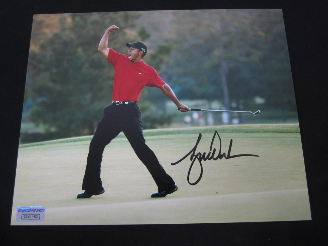 TIGER WOODS AUTOGRAPHED 8X10 PHOTO W/COA: TIGER WOODS AUTOGRAPHED 8X10 PHOTO WITH COA PGA