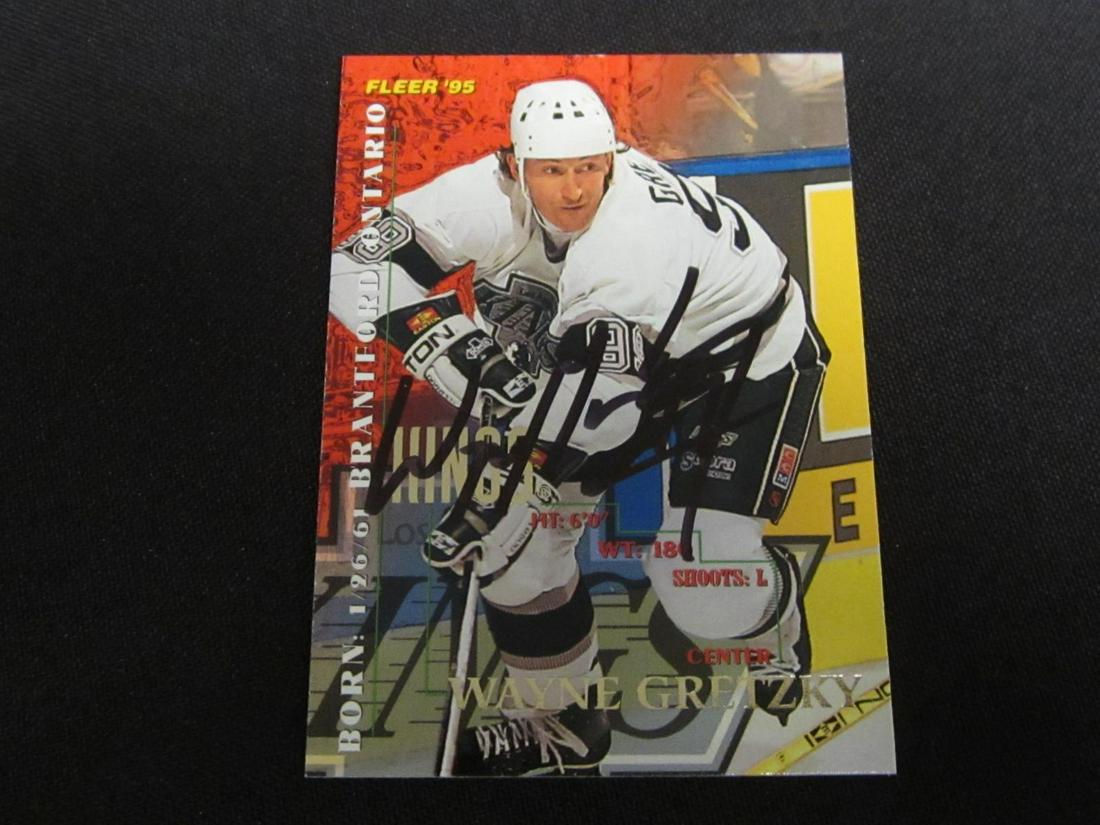 WAYNE GRETZKY AUTOGRAPHED TRADING CARD W/COA (1 of 2)