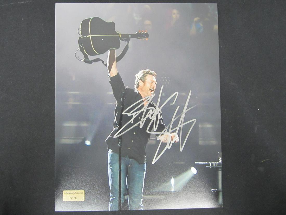 BLAKE SHELTON AUTOGRAPHED 8X10 PHOTO W/COA: BLAKE SHELTON AUTOGRAPHED 8X10 PHOTO WITH COA COUNTRY SINGER