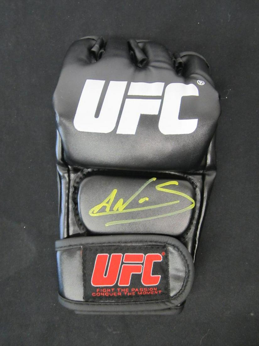 AMANDA NUNES AUTOGRAPHED UFC GLOVE W/COA: AMANDA NUNES AUTOGRAPHED UFC GLOVE WITH COA