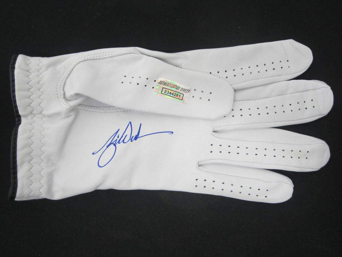 TIGER WOODS SIGNED GOLF GLOVE W/COA: TIGER WOODS SIGNED GOLF GLOVE WITH AUTHENTICATION DIRECT COA
