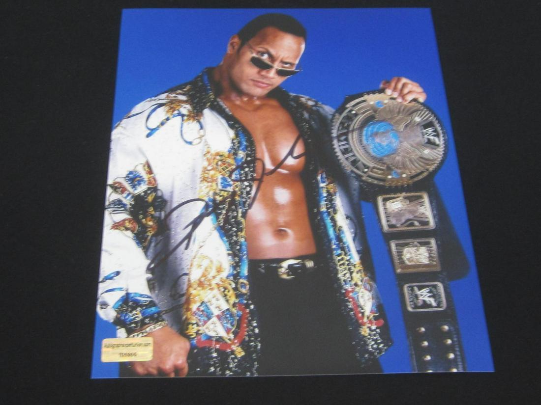 DWAYNE JOHNSON SIGNED 8X10 PHOTO W/COA (1 of 2)