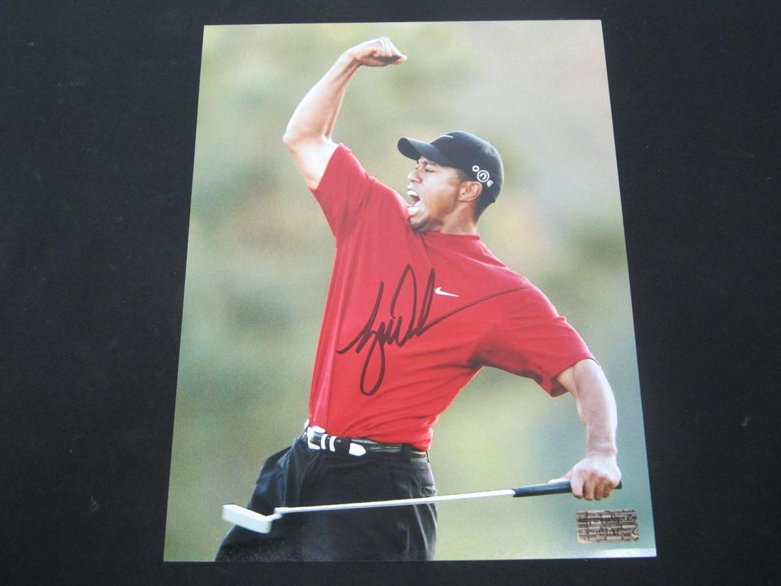 TIGER WOODS SIGNED 8X10 PHOTO W/COA (1 of 2)