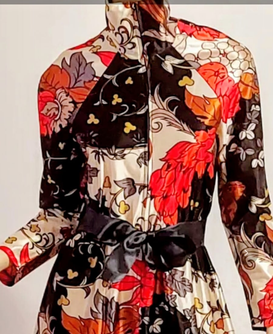 Vtg 60-70s Leisure Lady Maxi Hostess dress: A fantastic beauty of a hostess maxi dressFront zipper all the way and a Sash. High Neckline that can fold. A combo of Poly and Acetate shiny fabric. Soft and fluid.Fliral printed Design Bust-36-37"Wa