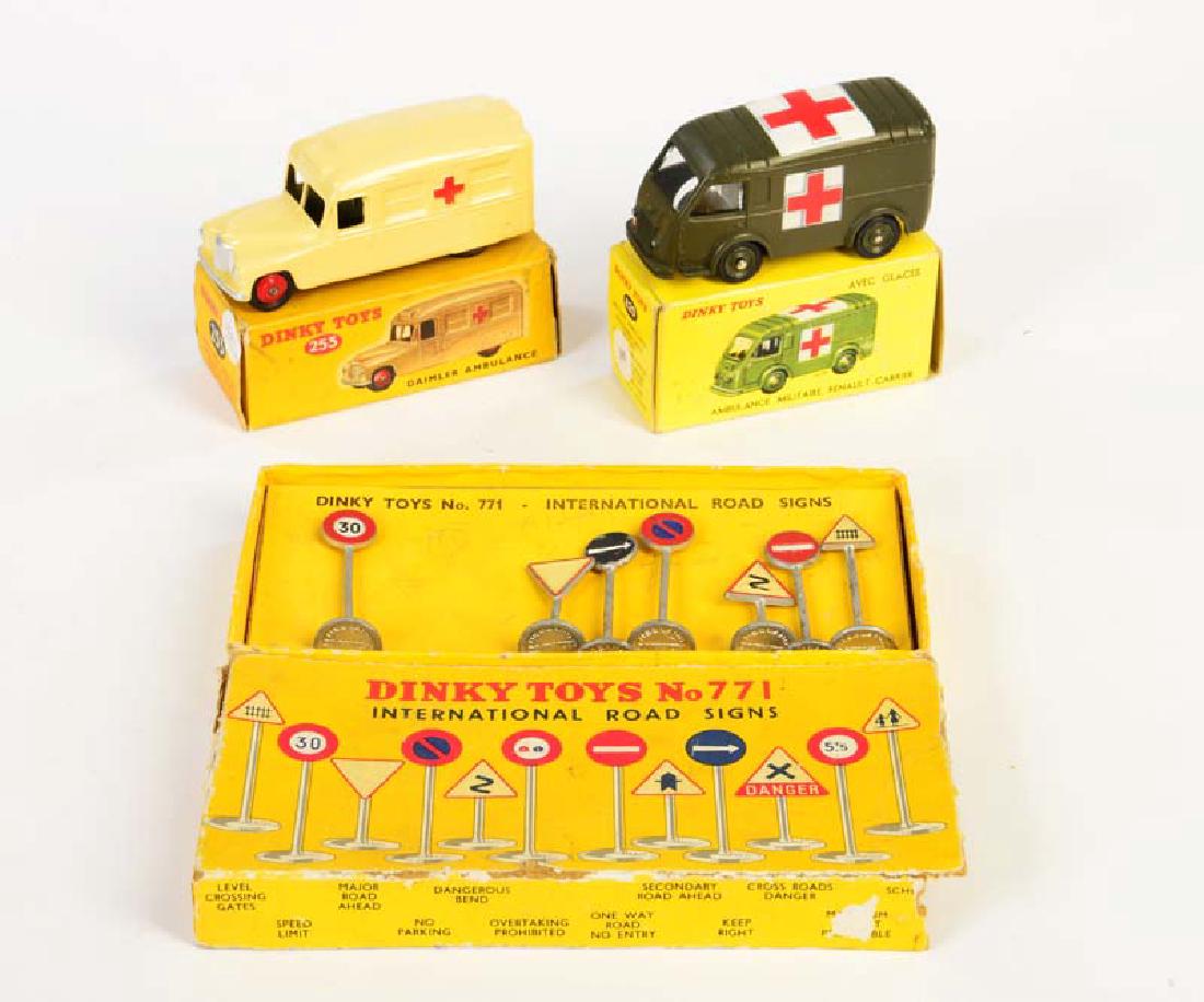 Dinky Toys,  2 Ambulanzen + 7 Verkehrsschilder (1 of 1)