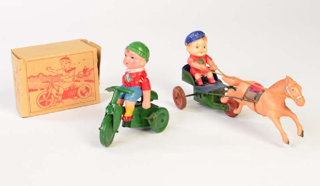 Kutsche + Dreirad mit Celluloid Figuren (1 of 1)