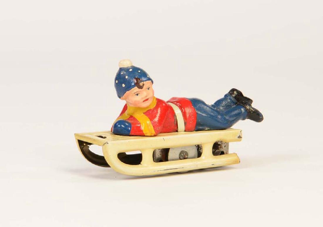 Ruehl, Junge auf Schlitten (1 of 1)