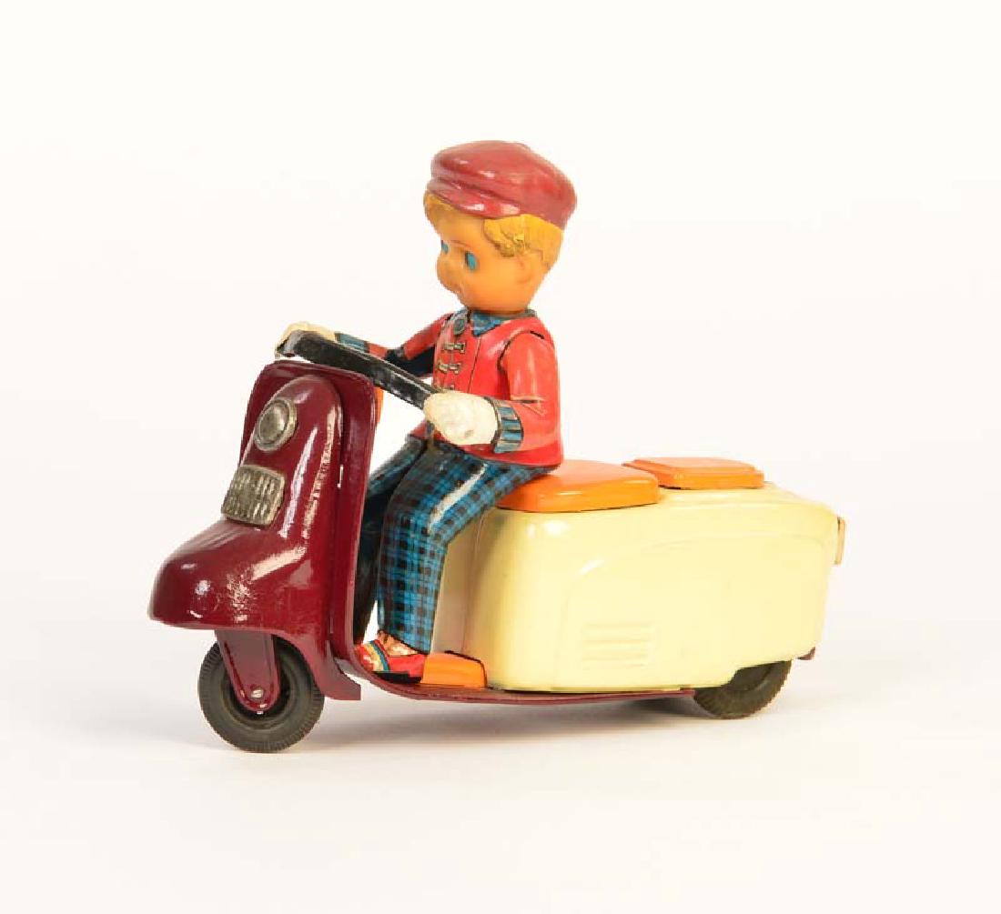 Mann auf Motorroller (1 of 1)