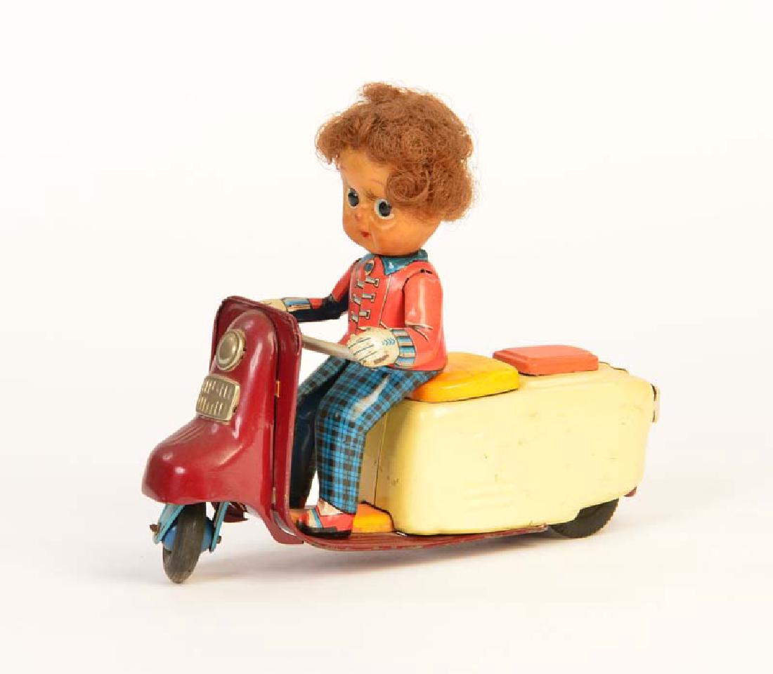 Frau auf Motorroller (1 of 1)