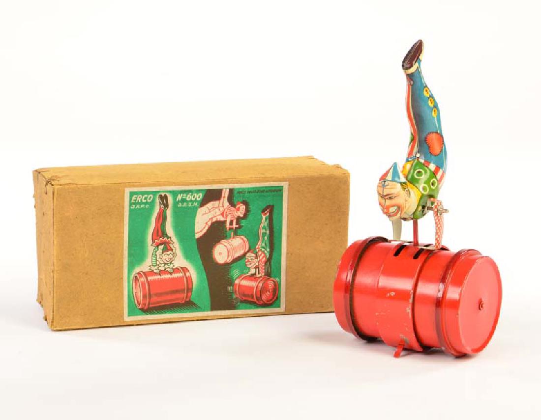 Erco, Clown auf Tonne (1 of 1)