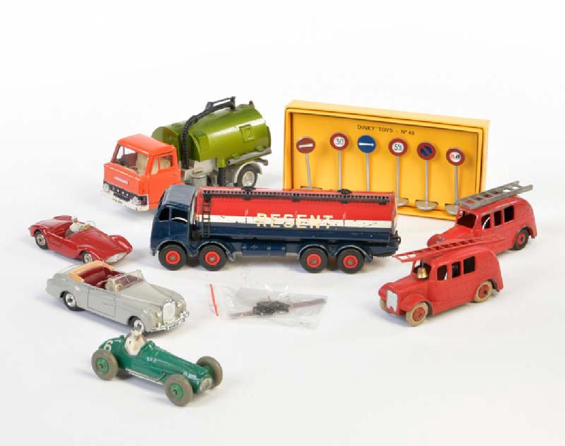 Dinky, 7 Fahrzeuge + Zubehoer (1 of 1)