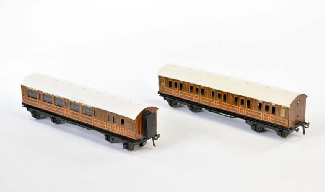 Bassett-Lowke, 2 Personenwagen: Bassett-Lowke, 2 Passenger Cars. England, gauge 0, tin, 1 paint damage on roof, otherwise good condition