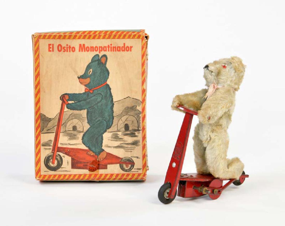 F.U.A., Baer auf Roller (1 of 1)