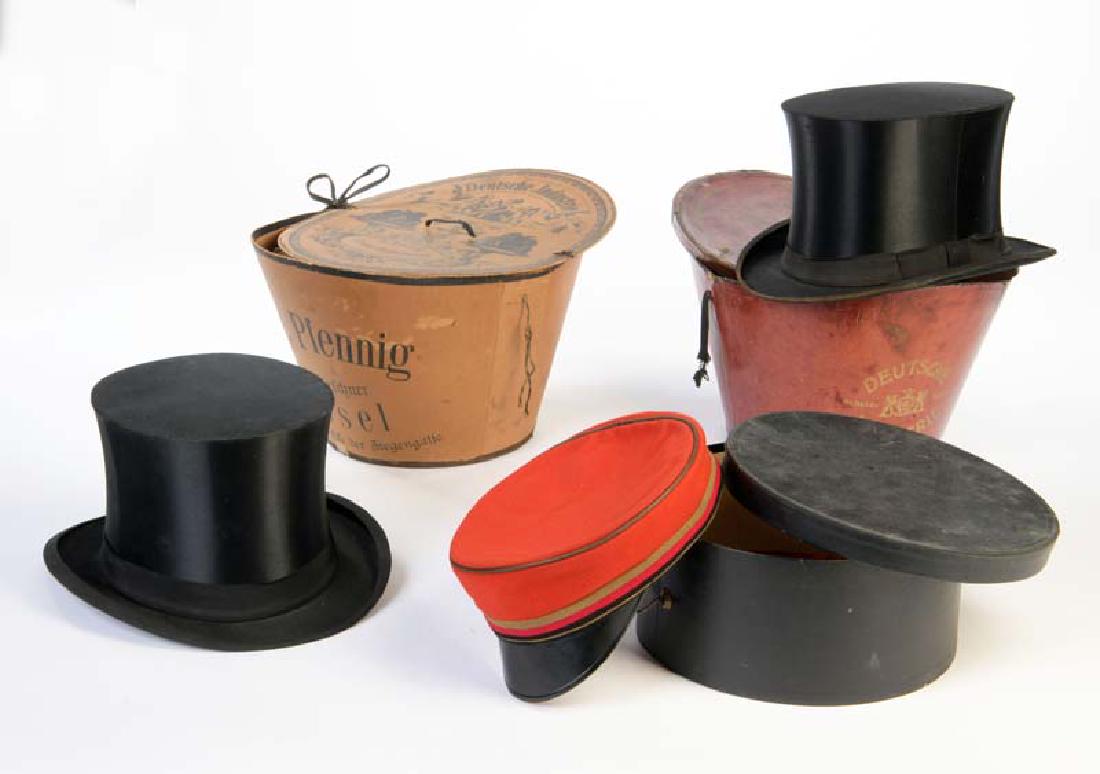 3 Huete in dekorativen Schachteln: 3 Hats in decorative Boxes, Germany pw, C 2
