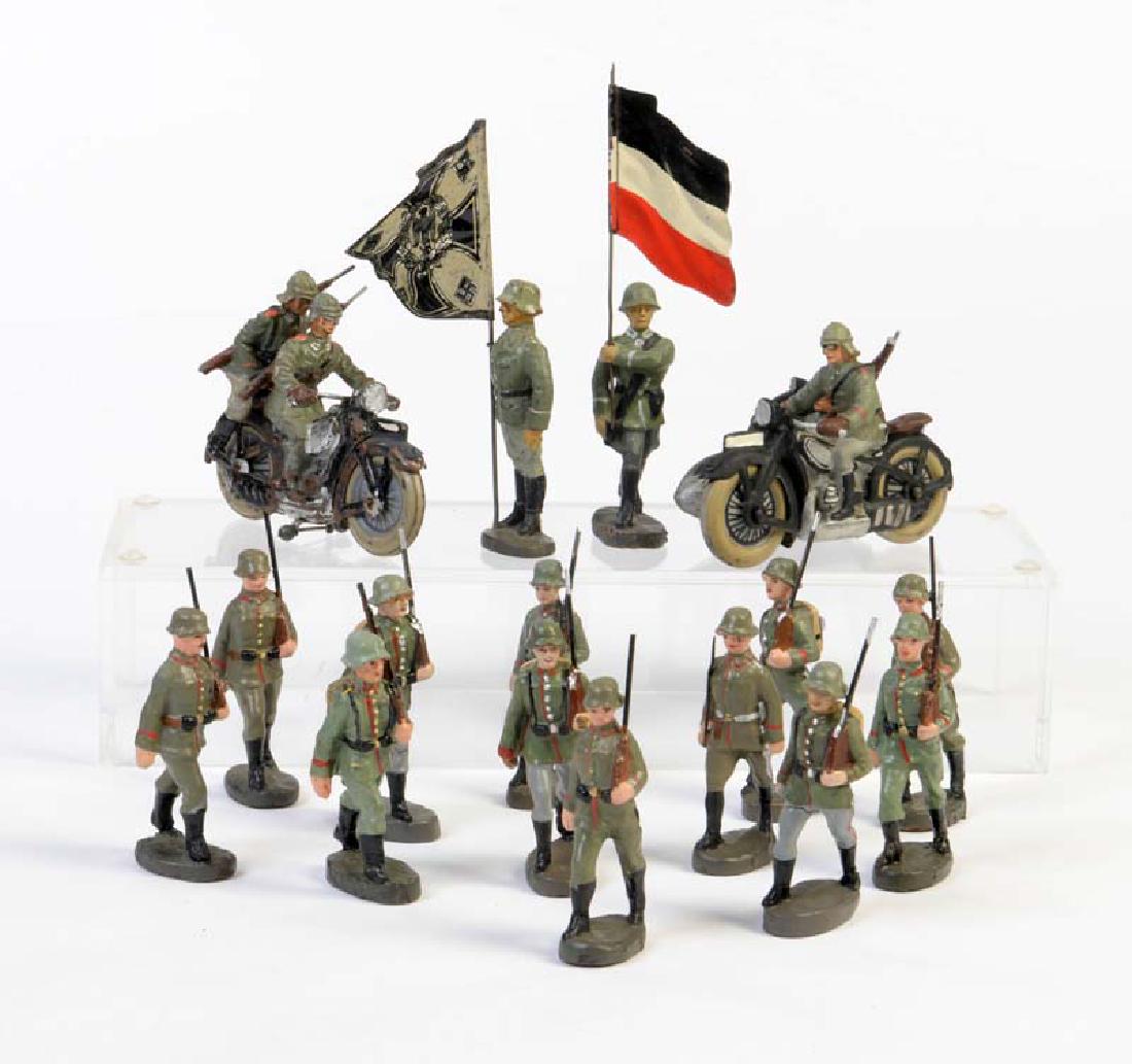 Elastolin, Lineol: 12 marschierende Soldaten, 2 (1 of 1)
