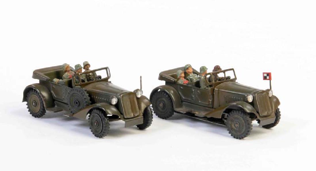 Hausser, 2 Kuebelwagen + 8 Miniatur Figuren (1 of 1)