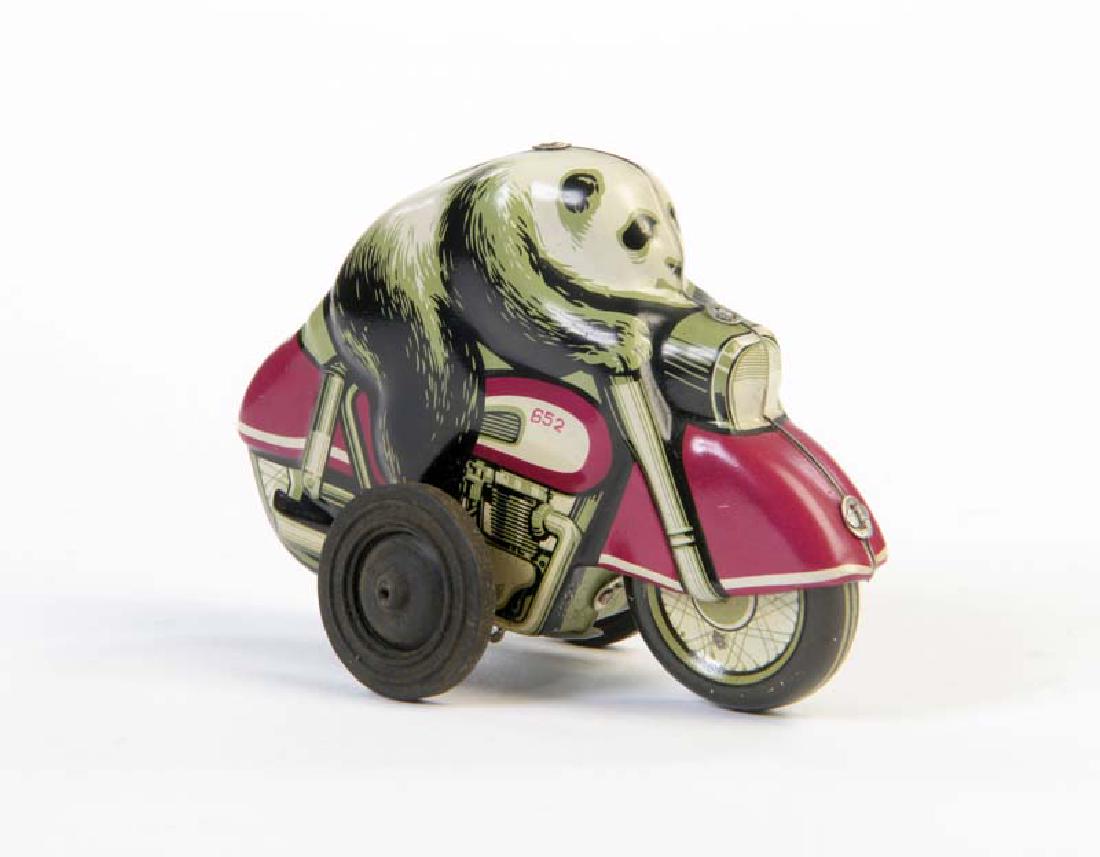 Pandabaer auf  Motorrad (1 of 1)