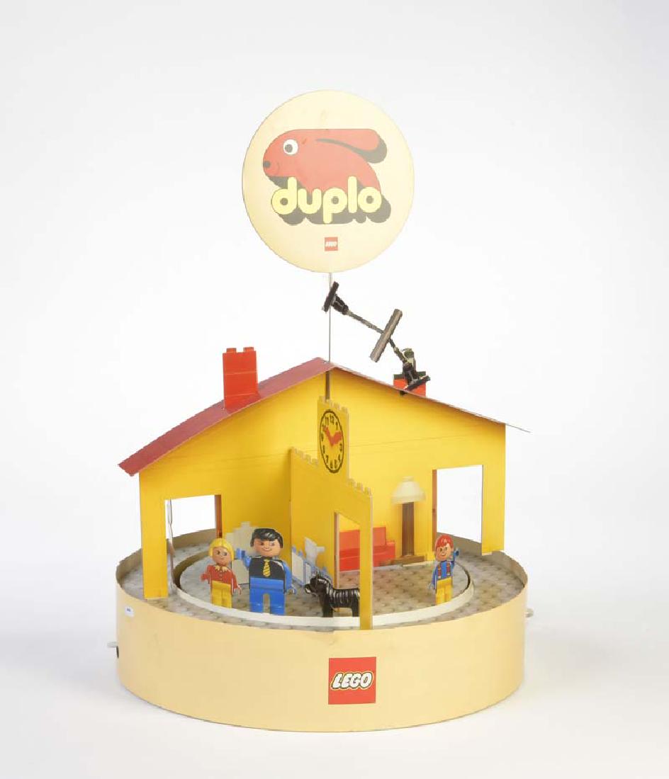 Lego, Schaufenster Display: Lego, Schaufenster Display, 50 cm, GemBw, Antrieb ok, Okt Z 2-3, Figur auf Dach abgenickt, sonst guter Zustand, Z 2