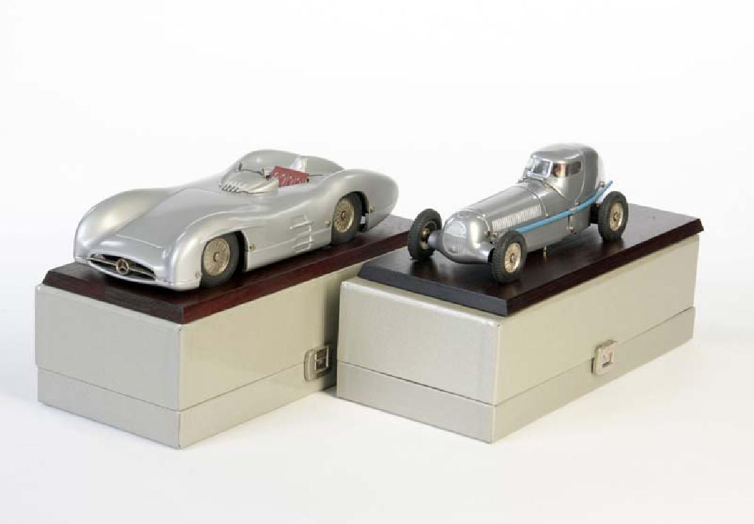 Marklin, 2 Rennwagen auf Holzsockel (1 of 1)