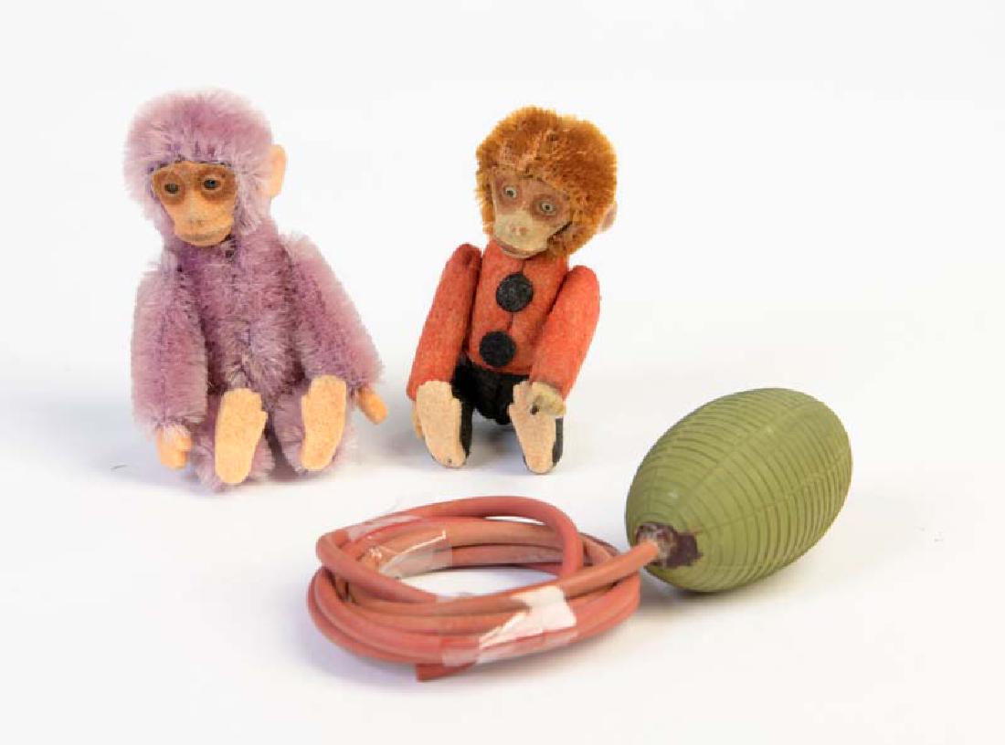 Schuco, 2 Affen mit Spruehfunktion + Blasebalg (1 of 1)