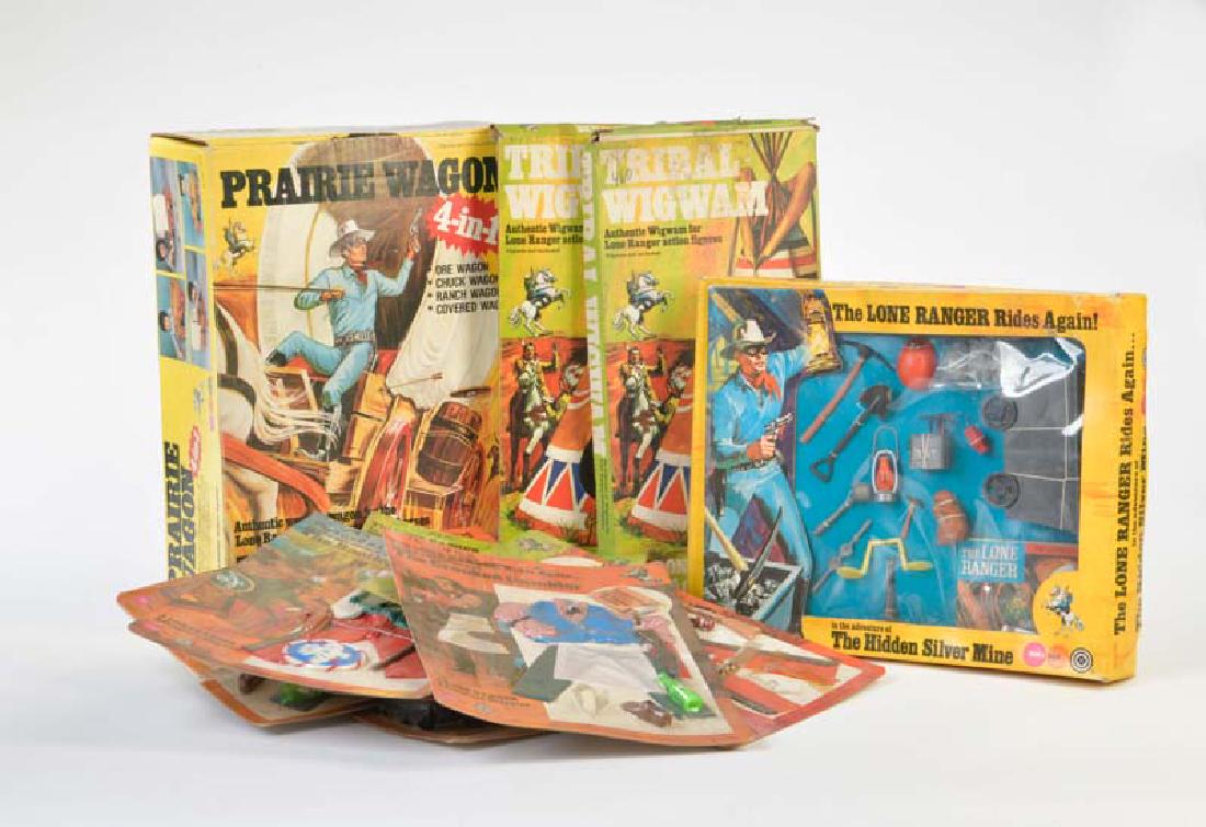 Marx, Kutsche + 6x Lone Ranger Zubehoer (2x unkomplett): Marx, Carriage + 6x Lone Ranger Accessories (2x not complete) from 1975, plastic, box C 2/2-, C 2