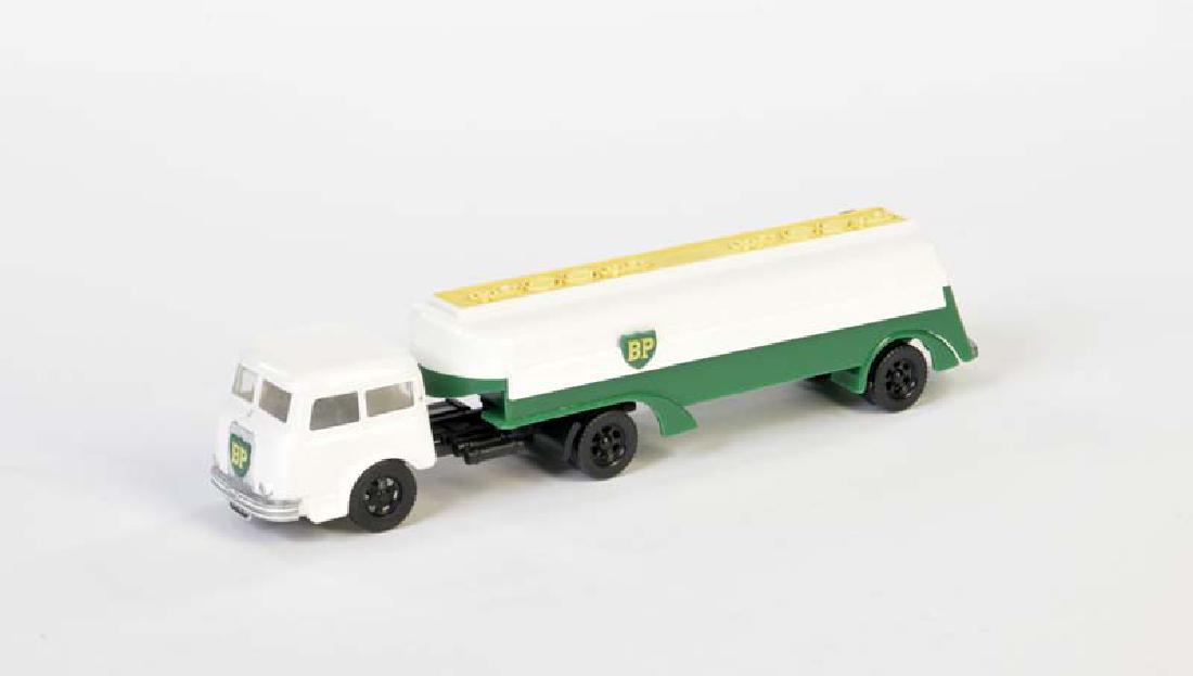 Siku, BP Tankwagen: Siku, BP Tankwagen, W.-Germany, 1:66, Kst, Fuehrerhaus stark beschaedigt, bitte besichtigen