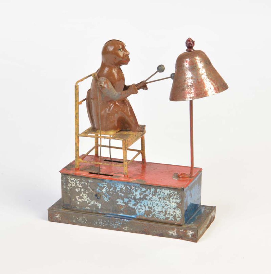 Fernand Martin "Le Singe au Carillon" Affe mit: Fernand Martin "Le Singe au Carillon" Affe mit Glockenspiel, France, 17 cm, Blech, UW defekt, LM, um 1885, bitte besichtigen, Z 3