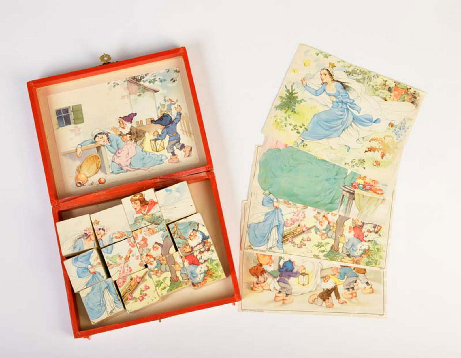 Baukasten mit Holzkloetzen Maerchenmotive: Construction Kit with Wooden Blocks Fairytale Motives, W.-Germany, with 5 motive cards